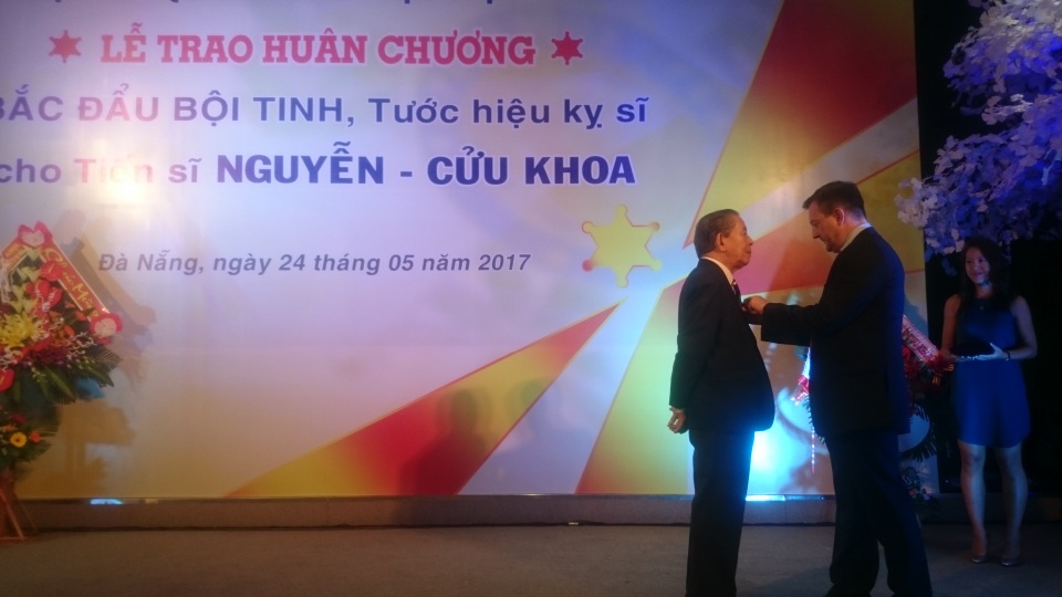Một thầy thuốc được phong tước hiệu Kỵ sĩ - 1 Đại sứ Pháp tại Việt Nam ông Bertrand Lortholary trao Huân chương cho ông Nguyễn Cửu Khoa