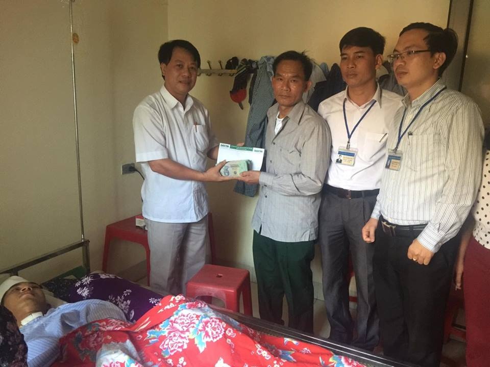 Hơn 300 triệu đồng đến với bác sĩ trẻ sống đời thực vật - 3 Chính quyền địa phương trao quà bạn đọc ủng hộ đến gia đình Thái