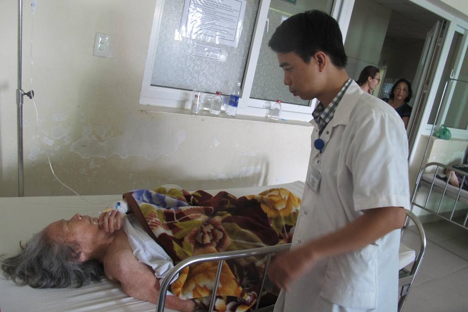 Phẫu thuật lấy khối u buồng trứng cho cụ bà 100 tuổi - 1 Hiện sức khỏe cụ Tạo đã ổn định