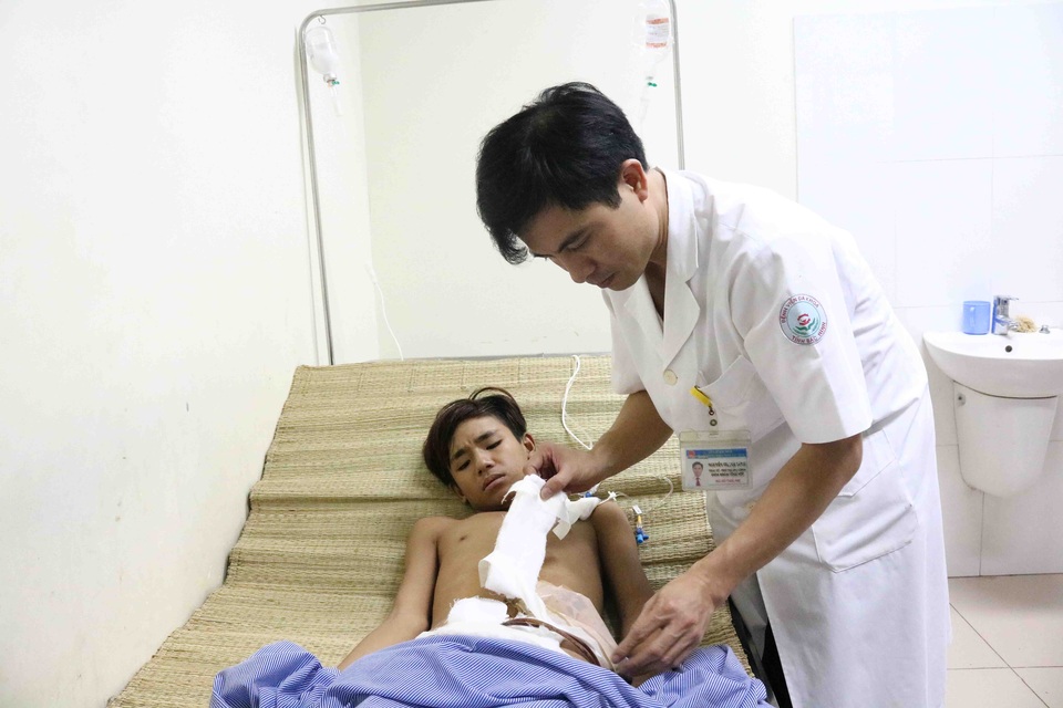 Cấp cứu thành công bệnh nhân bị đâm xuyên từ mông lên bụng - 1 Bác sĩ Nguyễn Thanh Tùng thăm khám cho bệnh nhân Lê Thành Lương