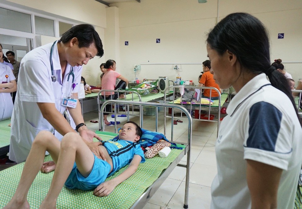 Cậu bé mồ côi cha đối mặt với nguy cơ bị liệt vì mẹ quá nghèo - 3 Biết hoàn cảnh khốn cùng của mẹ con chị Hiển, các bác sỹ một mặt hỗ trợ hai mẹ con ăn uống, một mặt kiên quyết giữ cháu Sang lại để điều trị