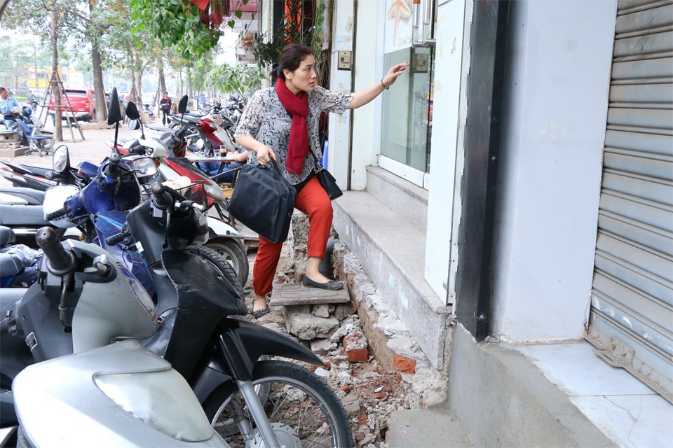 Muôn kiểu "chế" bậc tam cấp trên vỉa hè của người Hà Nội - 5
Lót gạch...