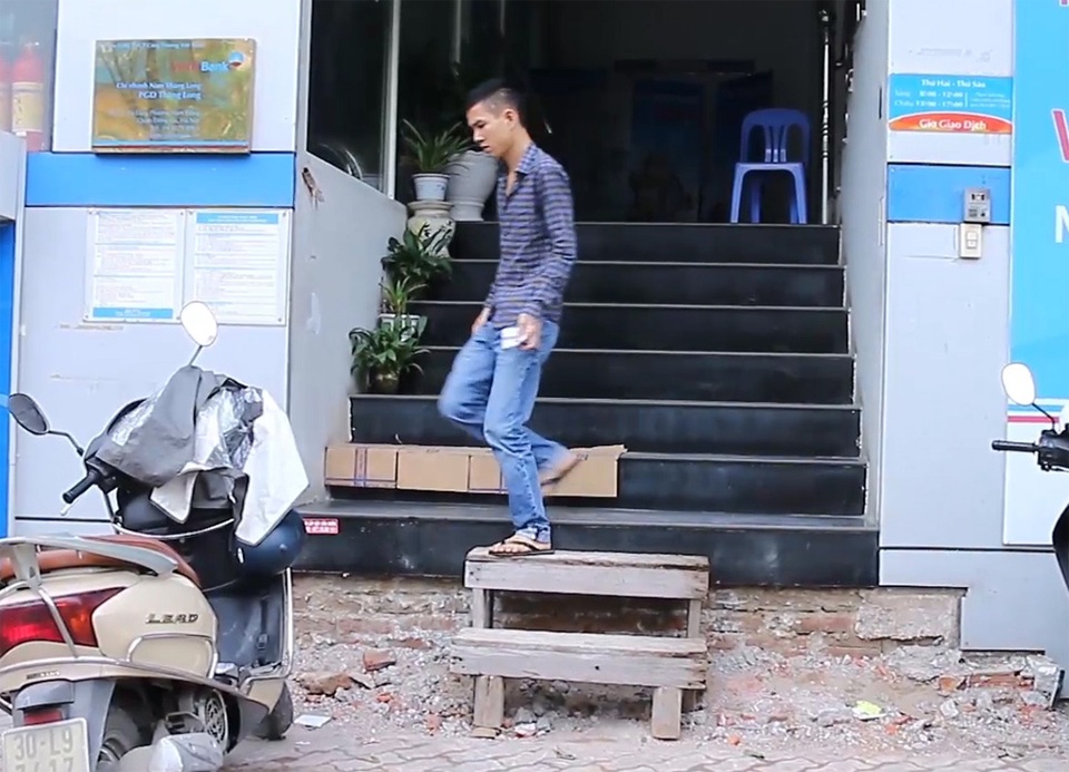 Muôn kiểu "chế" bậc tam cấp trên vỉa hè của người Hà Nội - 4
Bậc gỗ...