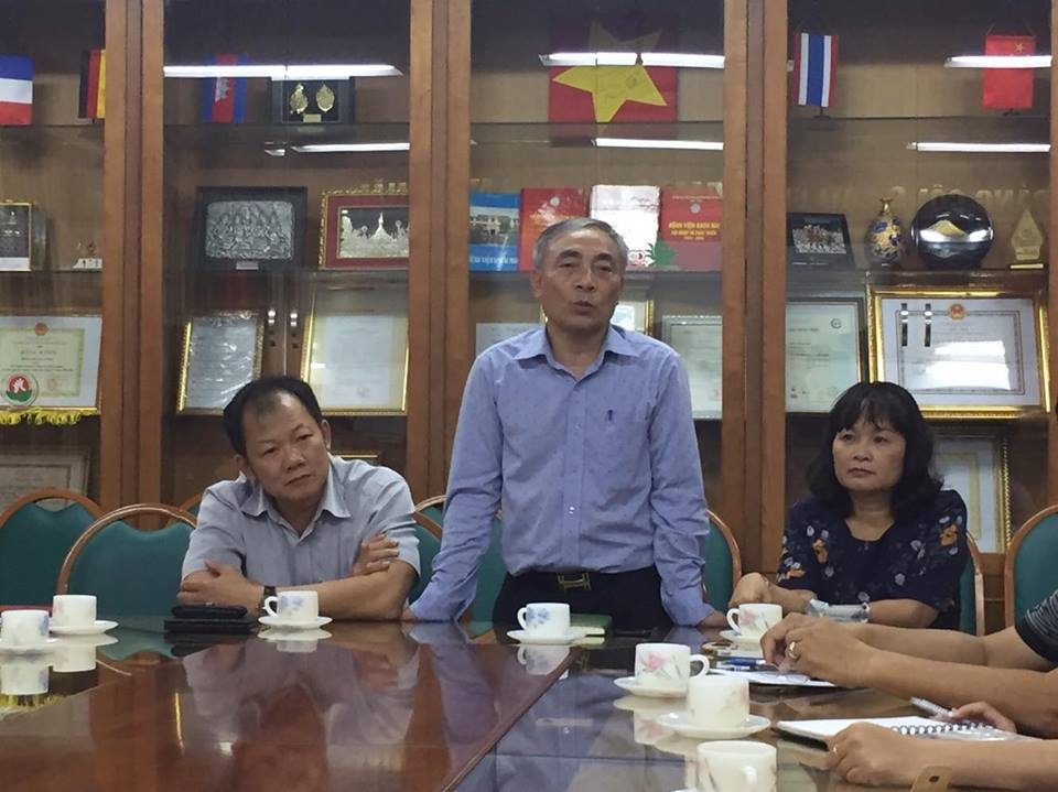 2 bệnh viện đầu tiên giải trình về “độc quyền taxi” - 1
Ông Nguyễn Ngọc Hiền, Phó Giám đốc BV Bạch Mai thông tin về việc không thể để nhiều taxi ra vào bệnh viện sẽ gây hỗn loạn giao thông. Ảnh: T.B