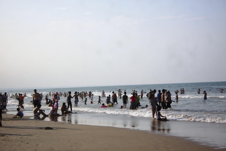 Rất đông du khách về nghỉ mát tại các bãi biển dịp lễ