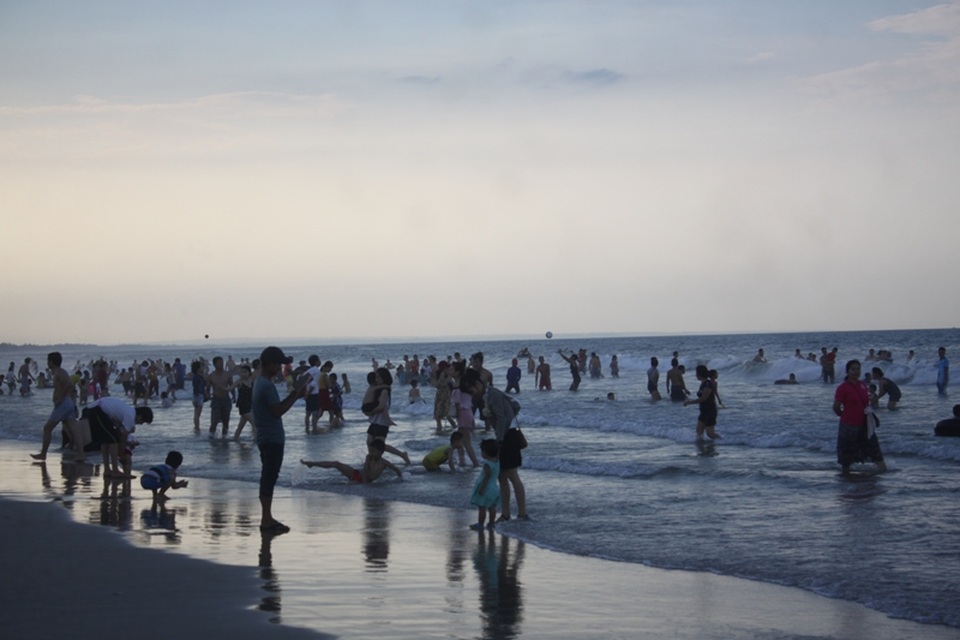 Đến gần tối, lượng khách tắm biển tại Cửa Việt vẫn nhộn nhịp