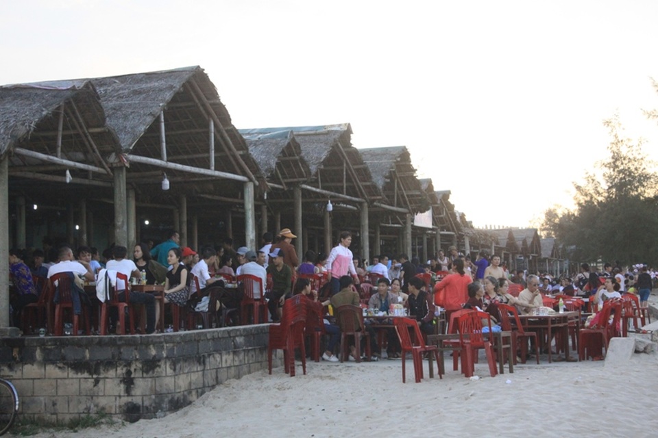 Người dân thưởng thức ẩm thực tại các nhà hàng ven biển