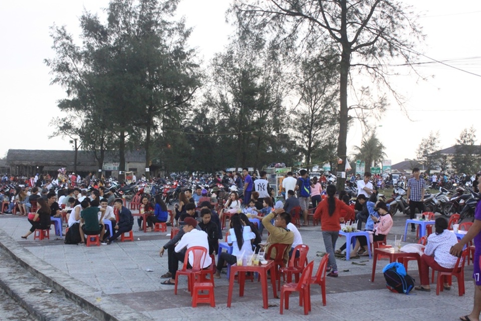 Khách nghỉ ngơi, uống nước trên bãi biển