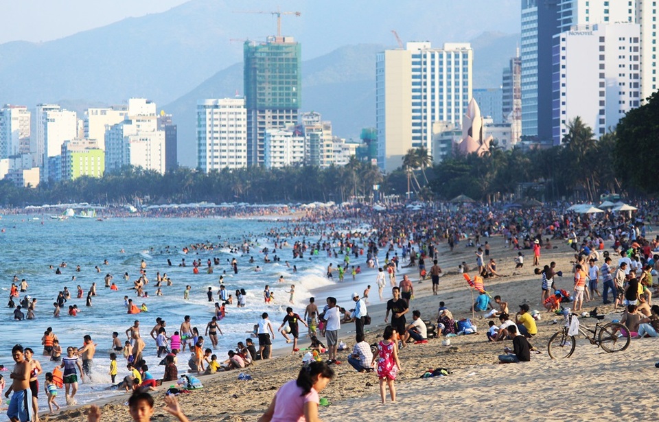 Bãi biển Nha Trang đông nghịt du khách trong dịp lễ 30/4 - 1 Bãi biển Nha Trang đông nghịt người chiều 30/4