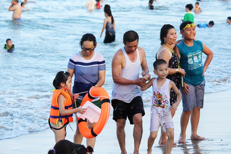 Bãi biển Nha Trang đông nghịt du khách trong dịp lễ 30/4 - 2 Bãi biển Nha Trang đông nghịt du khách trong dịp lễ 30/4 - 2