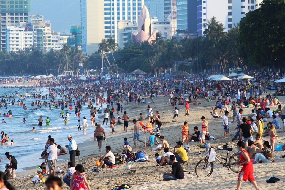 Bãi biển Nha Trang đông nghịt du khách trong dịp lễ 30/4 - 3 Bãi biển đẹp, cát trắng đã thu hút đông khách du lịch dịp lễ