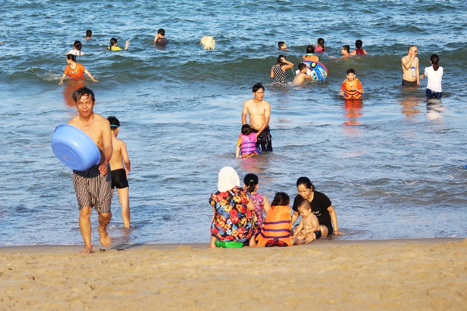 Bãi biển Nha Trang đông nghịt du khách trong dịp lễ 30/4 - 5 Khách đến Nha Trang dịp này chủ yếu là từ TP HCM, các tỉnh Tây Nguyên, miền Tây Nam Bộ...