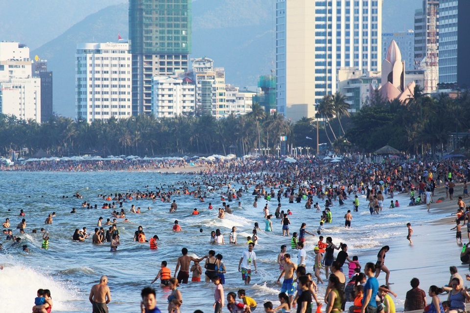 Bãi biển Nha Trang đông nghịt du khách trong dịp lễ 30/4 - 6 Bãi biển Nha Trang đông nghịt du khách trong dịp lễ 30/4 - 6