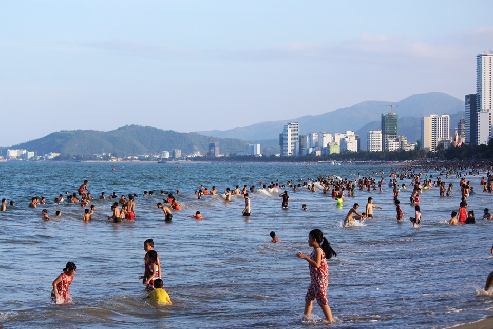 Bãi biển Nha Trang đông nghịt du khách trong dịp lễ 30/4 - 7 Biển Nha Trang thường đông vào các dịp lễ lớn trong năm