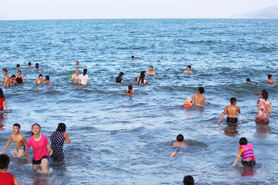Bãi biển Nha Trang đông nghịt du khách trong dịp lễ 30/4 - 8 Bãi biển Nha Trang đông nghịt du khách trong dịp lễ 30/4 - 8