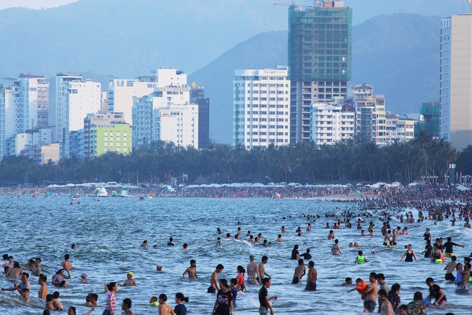 Bãi biển Nha Trang đông nghịt du khách trong dịp lễ 30/4 - 10
Dự kiến, trong những ngày nghỉ lễ còn lại, lượng khách nội địa đến Nha Trang vẫn duy trì ổn định.