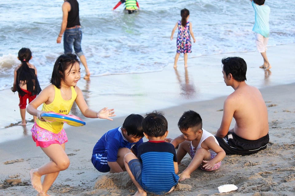 Bãi biển Nha Trang đông nghịt du khách trong dịp lễ 30/4 - 9 Bãi biển Nha Trang đông nghịt du khách trong dịp lễ 30/4 - 9