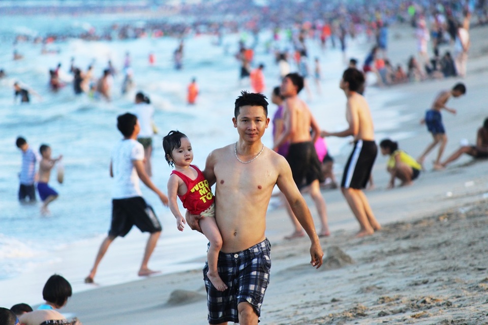 Bãi biển Nha Trang đông nghịt du khách trong dịp lễ 30/4 - 4 Bãi biển Nha Trang đông nghịt du khách trong dịp lễ 30/4 - 4