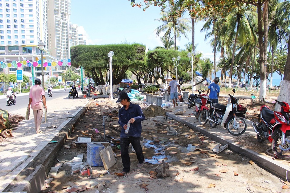 Thêm một công viên xanh trên bờ biển Nha Trang - 1 Đơn vị thi công đang hoàn thành những hạng mục cuối cùng dự án công viên Sứa Biển (phía Đông đường Trần Phú, TP Nha Trang), trưa 22/2