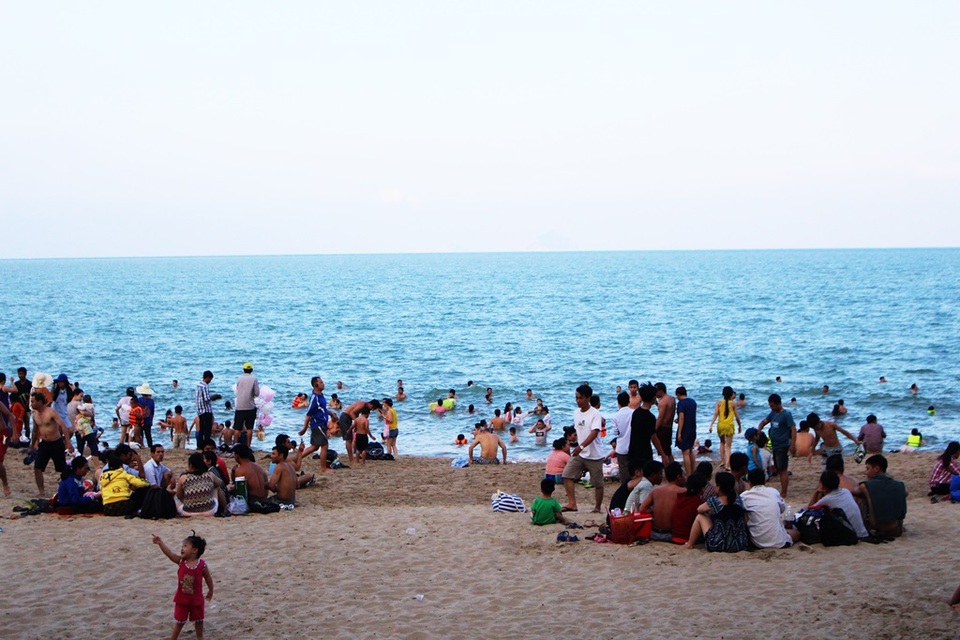Bãi biển Nha Trang vẫn đông nghịt du khách trong ngày nghỉ lễ thứ 3, chiều 1/5