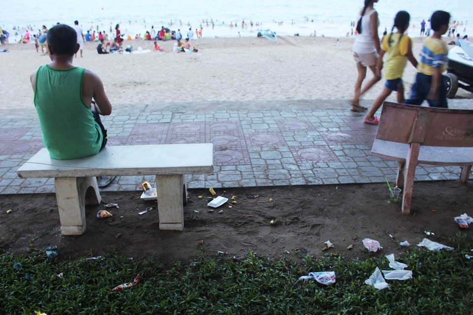 Dù rất khó chịu nhưng du khách đành chấp nhận sống chung với rác