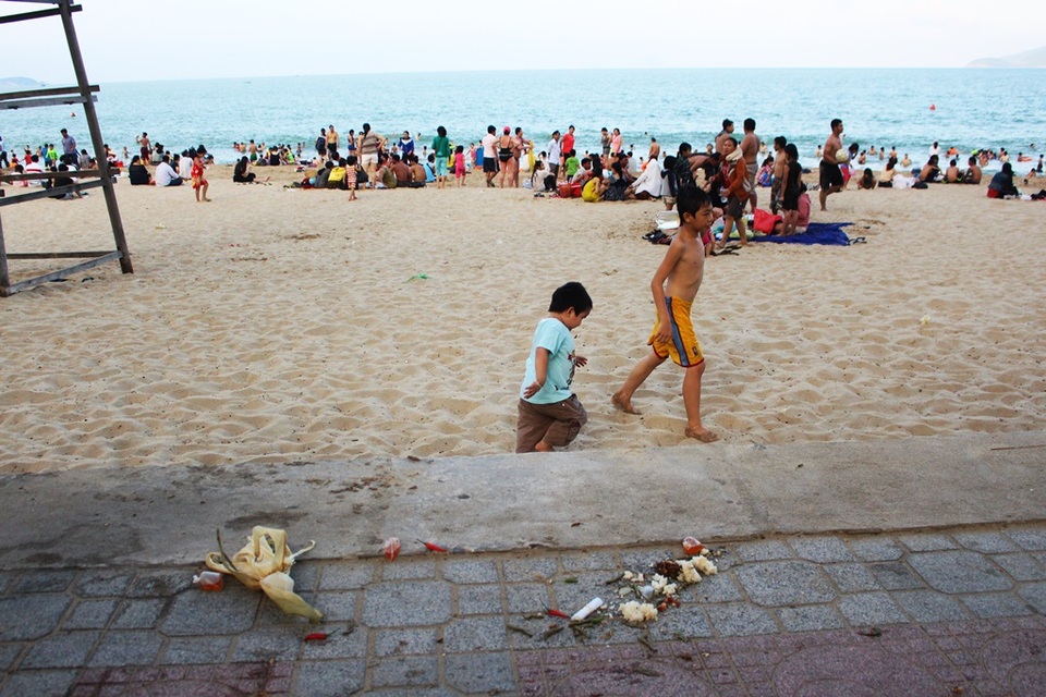 Trên các lối đi bộ dọc bãi biển, thức ăn cùng rác bị vứt lung tung