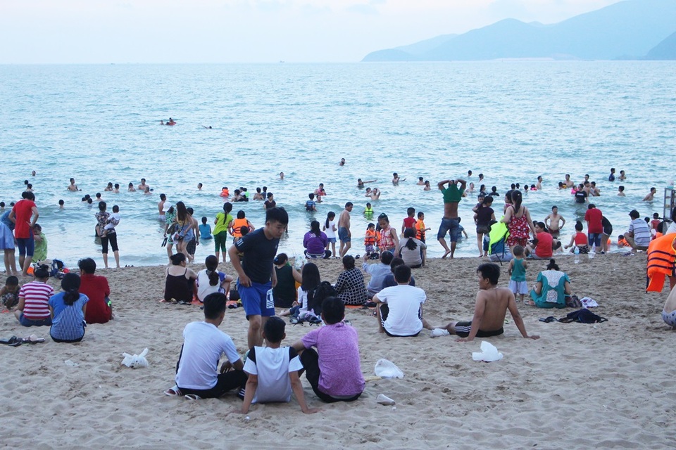 Bãi biển Nha Trang bị rác "tấn công" trong dịp lễ 30/4 - 5