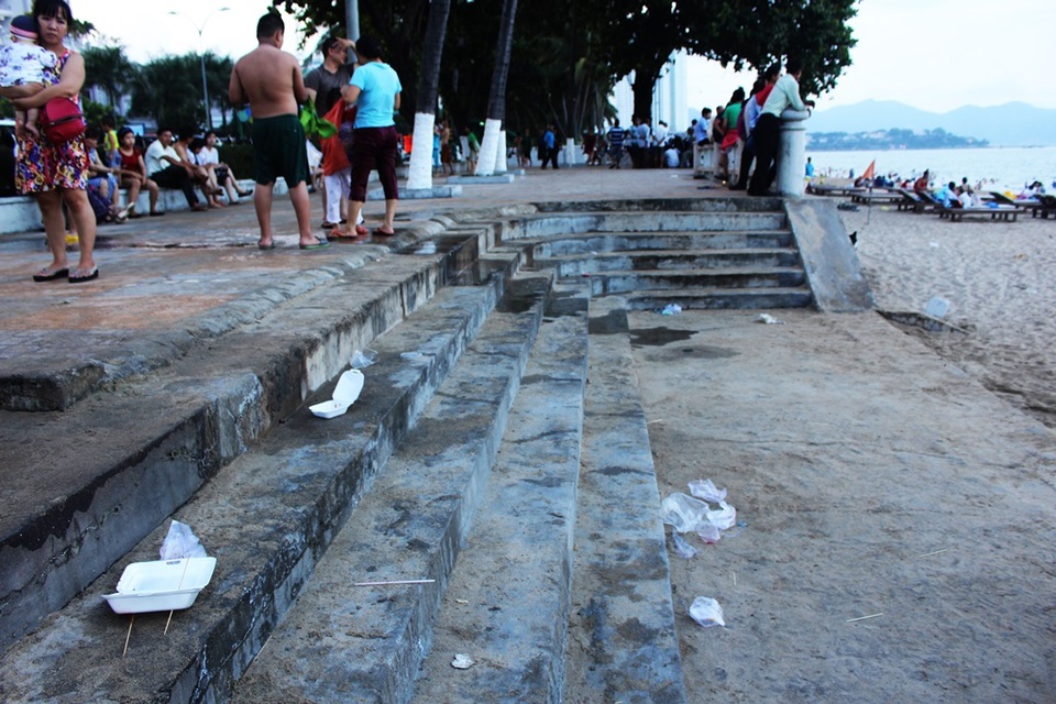 Bãi biển Nha Trang bị rác "tấn công" trong dịp lễ 30/4 - 7
