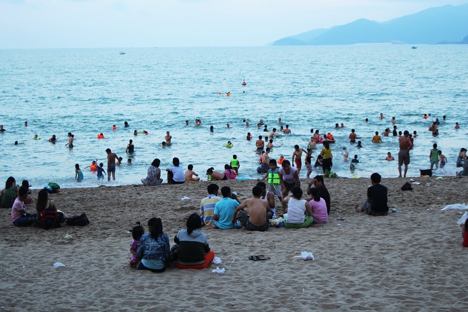 Nhiều đoàn khách tổ chức ăn uống trên bãi biển và xả rác không thương tiếc