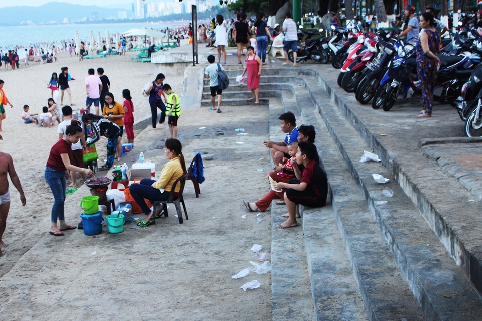 Nạn buôn bán hàng rong cũng là nguyên nhân gia tăng rác trên các lối đi bộ gần bãi biển