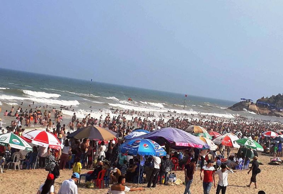 Mùa du lịch 2017, Sầm Sơn đón thêm một niềm vui khi, Ủy ban Thường vụ Quốc hội đã ban hành Nghị quyết thành lập các phường Quảng Cư, Quảng Châu, Quảng Thọ, Quảng Vinh thuộc thị xã Sầm Sơn và thành lập thành phố Sầm Sơn thuộc tỉnh Thanh Hóa