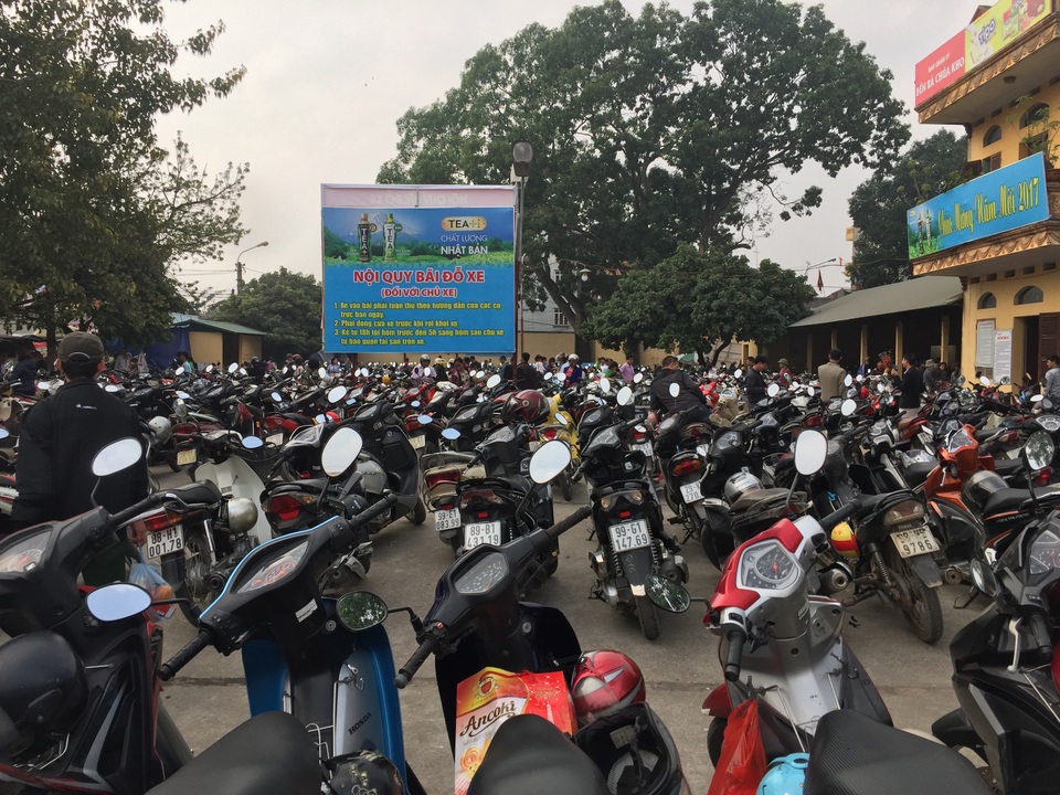 Hàng vạn người chen chân "vay tiền" ở Đền Bà Chúa Kho - 6 Hàng vạn người chen chân "vay tiền" ở Đền Bà Chúa Kho - 6