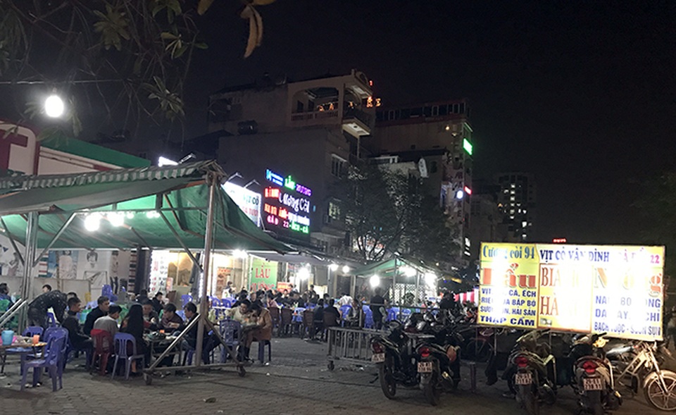 Trong ngày (4/3) triển khai kế hoạch đảm bảo trật tự vỉa hè, lòng đường, ông Nguyễn Đức Chung – Chủ tịch UBND TP Hà Nội đưa ra thông tin thống kê 180 quá bia vỉa hè thì có tới hơn 150 quán có công an đứng đằng sau. Trong ảnh là một dãy hàng quán bia, rượu “bủa vây” vỉa hè trong nhiều năm qua trên địa bàn quận Hoàng Mai. (Ảnh: Quốc Vinh)