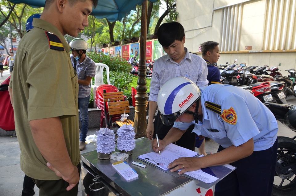 Ông Hải thu hồi bãi xe “chui” 2 năm sát UBND quận 1 - 3 Lực lượng chức năng tiến hành lập biên bản