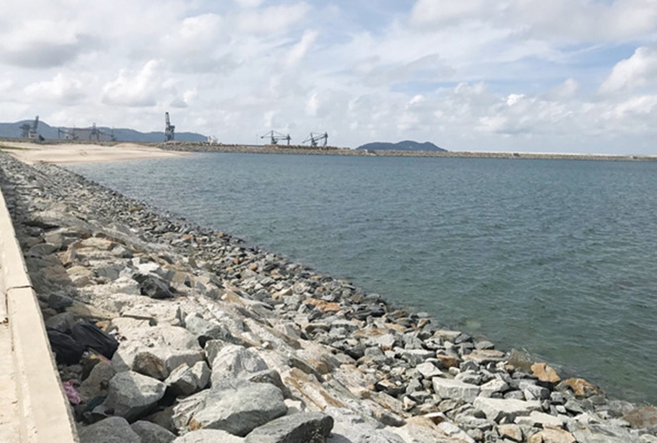 Bộ Tài nguyên - Môi trường: Formosa Hà Tĩnh được lấn biển để chôn xỉ thải - 1 Khu vực lấn biển để làm bãi xỉ của Formosa Hà Tĩnh (Ảnh: Tiền Phong)