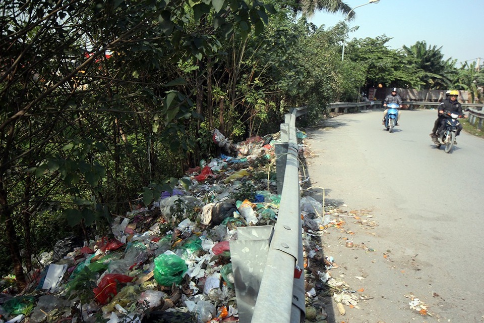 Hà Nội: Rác ngập chân cầu Thăng Long, bốc mùi nồng nặc - 8
Rác thải ứ đọng ngay bên đường dẫn đầu cầu Thăng Long.