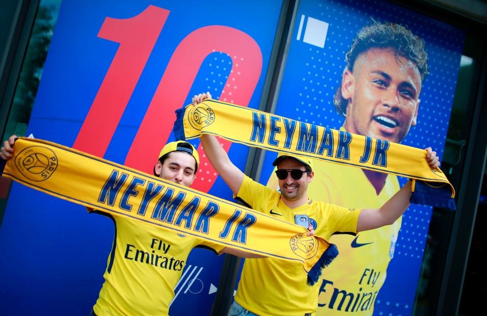 Áo đấu của Neymar “cháy hàng” trong vài tiếng - 5 Áo đấu của Neymar “cháy hàng” trong vài tiếng - 5
