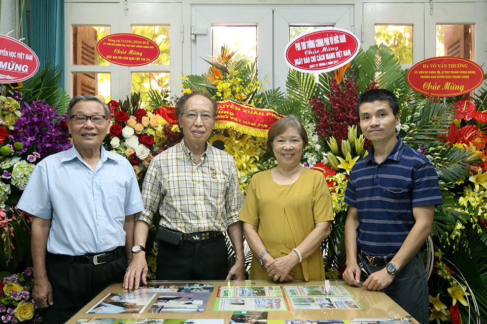 Báo Dân trí vinh dự đón nhận lẵng hoa chúc mừng của Thủ tướng Chính phủ - 1
Ban Biên tập Báo điện tử Dân trí đón nhận lẵng hoa chúc mừng của lãnh đạo Chính phủ, Ban Tuyên giáo Trung ương và Trung ương Hội Khuyến học Việt Nam.