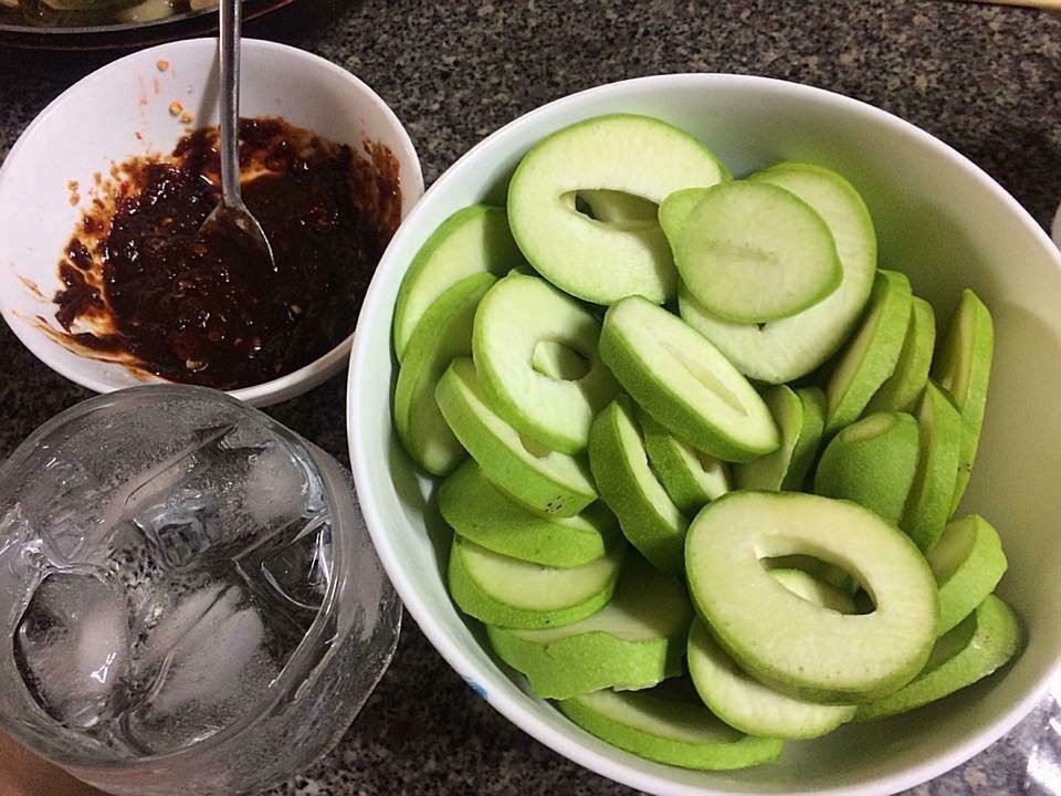 Bán cả tạ xoài cóc một ngày chỉ nhờ “nước chấm thần thánh” - 2 Combo yêu thích của chị em