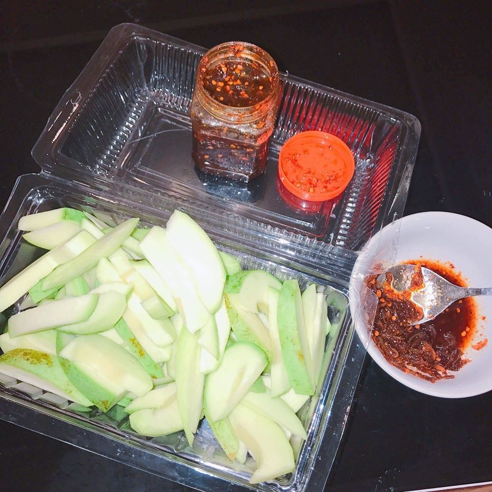 Bán cả tạ xoài cóc một ngày chỉ nhờ “nước chấm thần thánh” - 1 Một hộp xoài 500g có giá 50.000 đồng