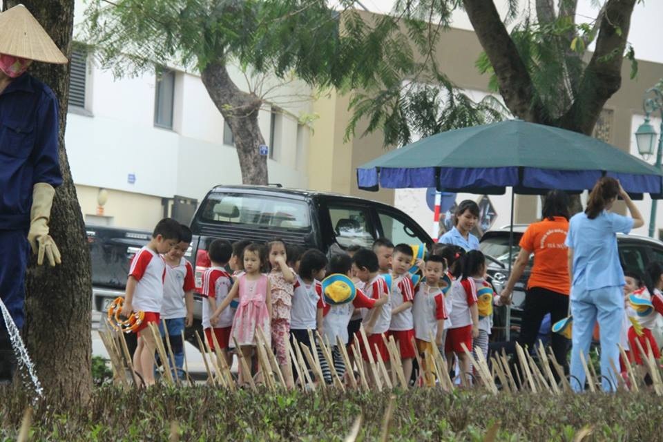 Hà Nội: Tháo dỡ ngay hàng chông tre nguy hiểm ở vườn hoa - 3 Những cọc tre vót nhọn một đầu như thế này rất nguy hiểm cho người dân.