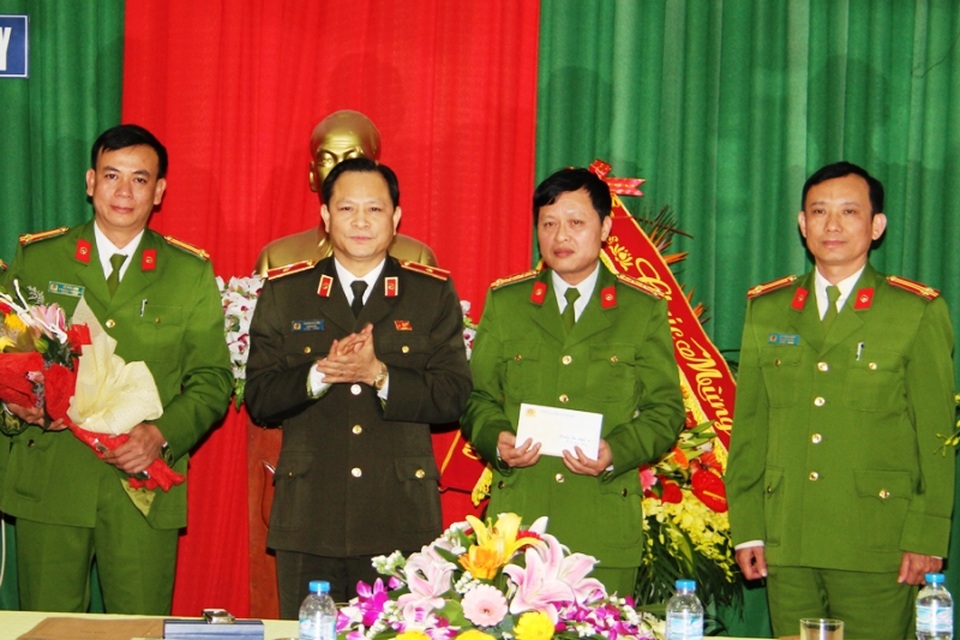 Thưởng nóng ban chuyên án triệt phá đường dây buôn bán ma túy xuyên quốc gia - 2 Thiếu tướng Trịnh Xuyên, Giám đốc Công an tỉnh khen thưởng Ban chuyên án