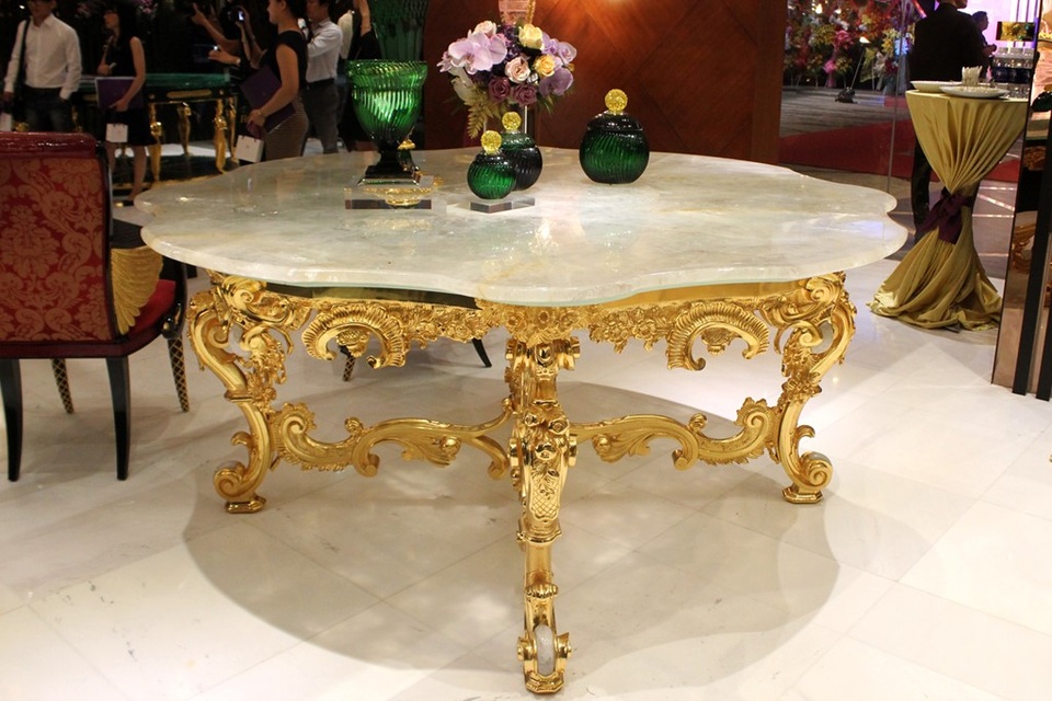 Những bộ bàn ghế tiền tỷ "gây choáng” của đại gia Việt - 9 Bộ bàn ghế được làm bằng đá quý, chân bàn mạ vàng tinh tế