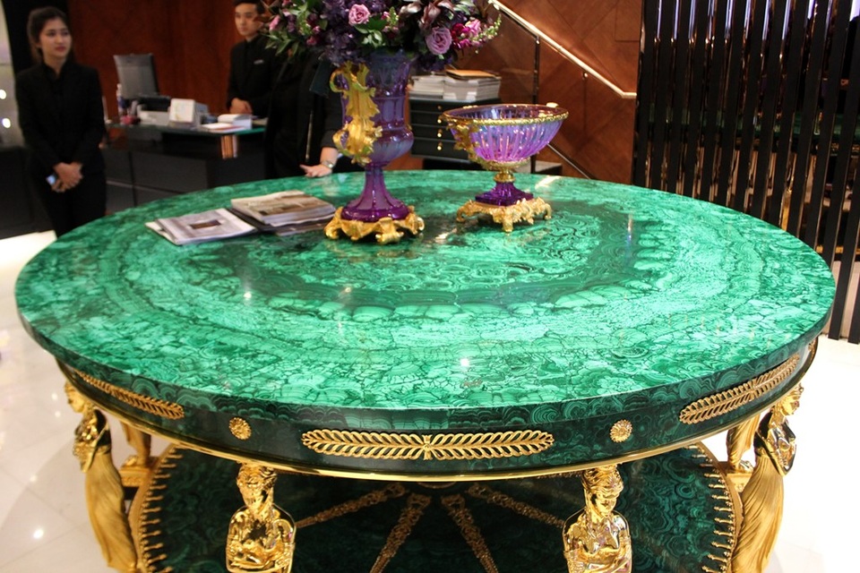 Những bộ bàn ghế tiền tỷ "gây choáng” của đại gia Việt - 10 Chiếc bàn mang phong cách Hoàng gia Nga cũng được chào bán trên 8 tỷ