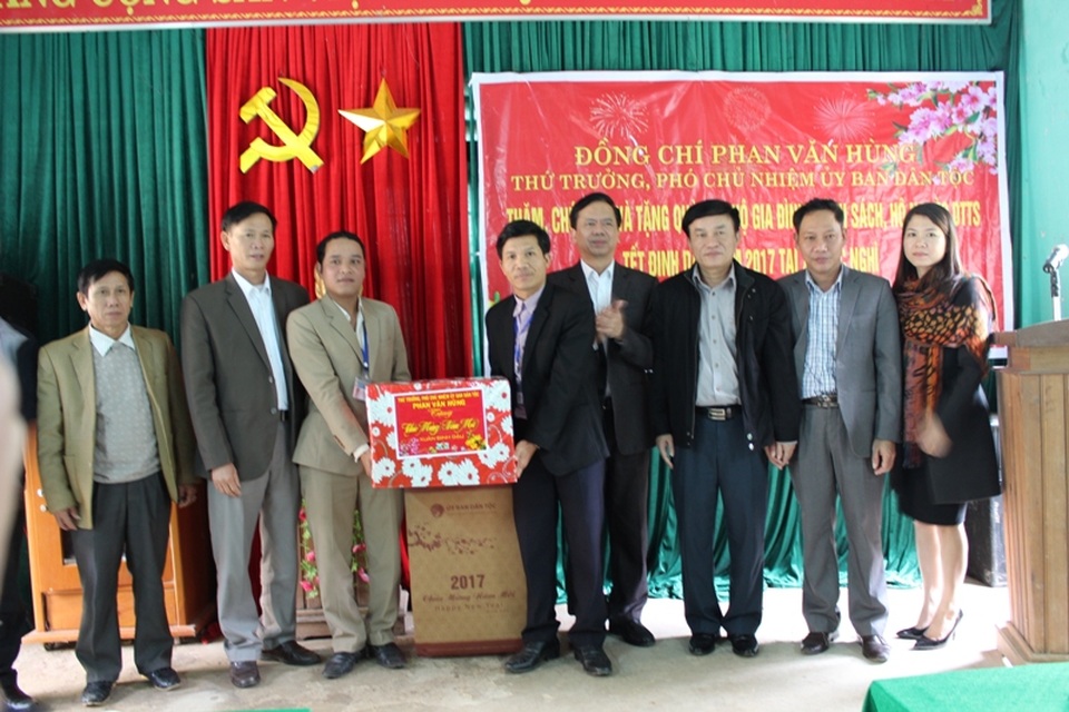 Quảng Trị: Tặng quà Tết cho gia đình chính sách, hộ nghèo dân tộc Pa Kô, Vân Kiều - 2 Động viên chính quyền các địa phương dịp Tết đến Xuân về