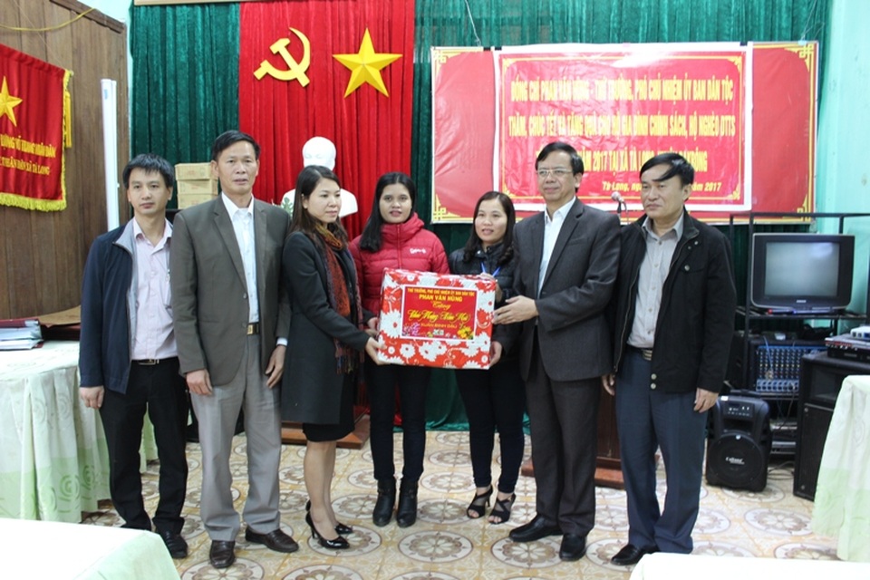 Quảng Trị: Tặng quà Tết cho gia đình chính sách, hộ nghèo dân tộc Pa Kô, Vân Kiều - 3 Tặng quà Tết cho các địa phương miền núi