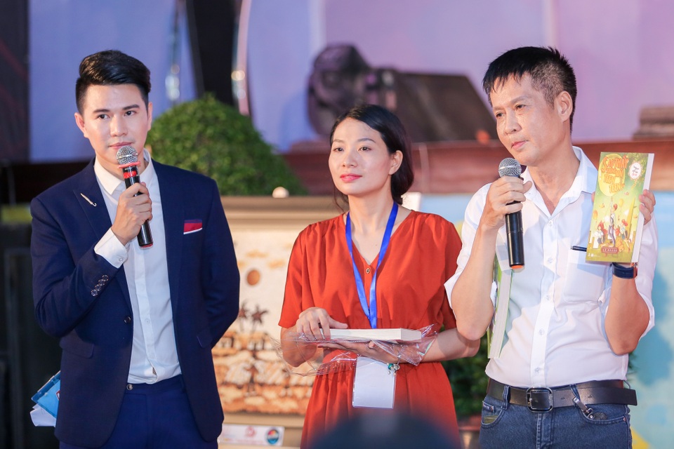 Vũ Mạnh Cường, Diễm My giúp đỡ trẻ em là nạn nhân giao thông - 4 Đạo diễn Lê Hoàng (ngoài cùng bên phải) cũng mang sách đến đấu giá từ thiện.