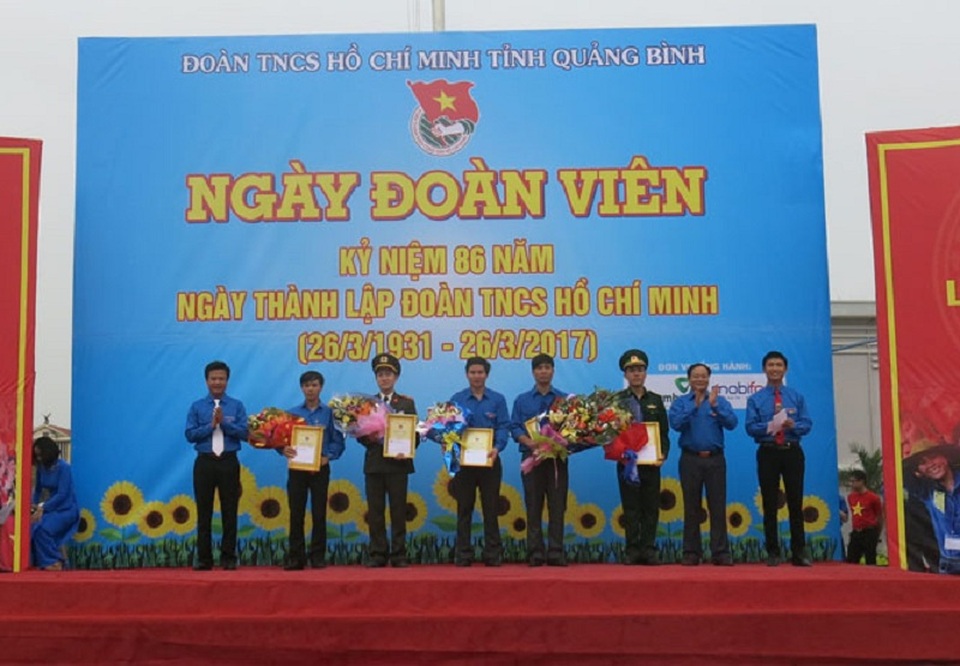 Quảng Bình: Gần 1.500 đoàn viên, thanh niên xếp hình bản đồ Việt Nam - 1 Ban Thường vụ Tỉnh Đoàn Quảng Bình đã trao 16 giải cá nhân và 5 giải tập thể cho các bài dự thi đạt chất lượng cao trong cuộc thi “Tự hào truyền thống 86 năm Đoàn TNCS Hồ Chí Minh”