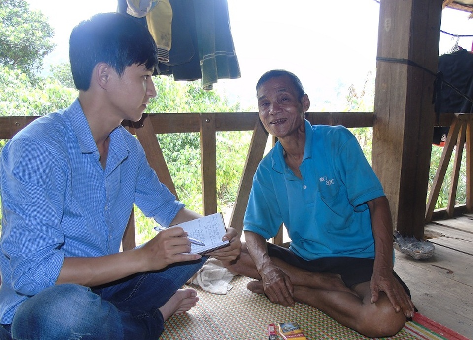 Trưởng bản Nguyễn Sỹ Trắc, người dân bản vẫn thường gọi là “bố Tòa” giới thiệu về gốc tích bản làng của mình.