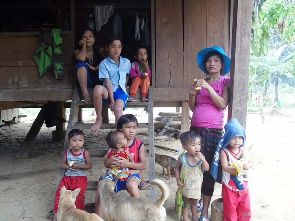 Người dân và trẻ em bản Đoòng